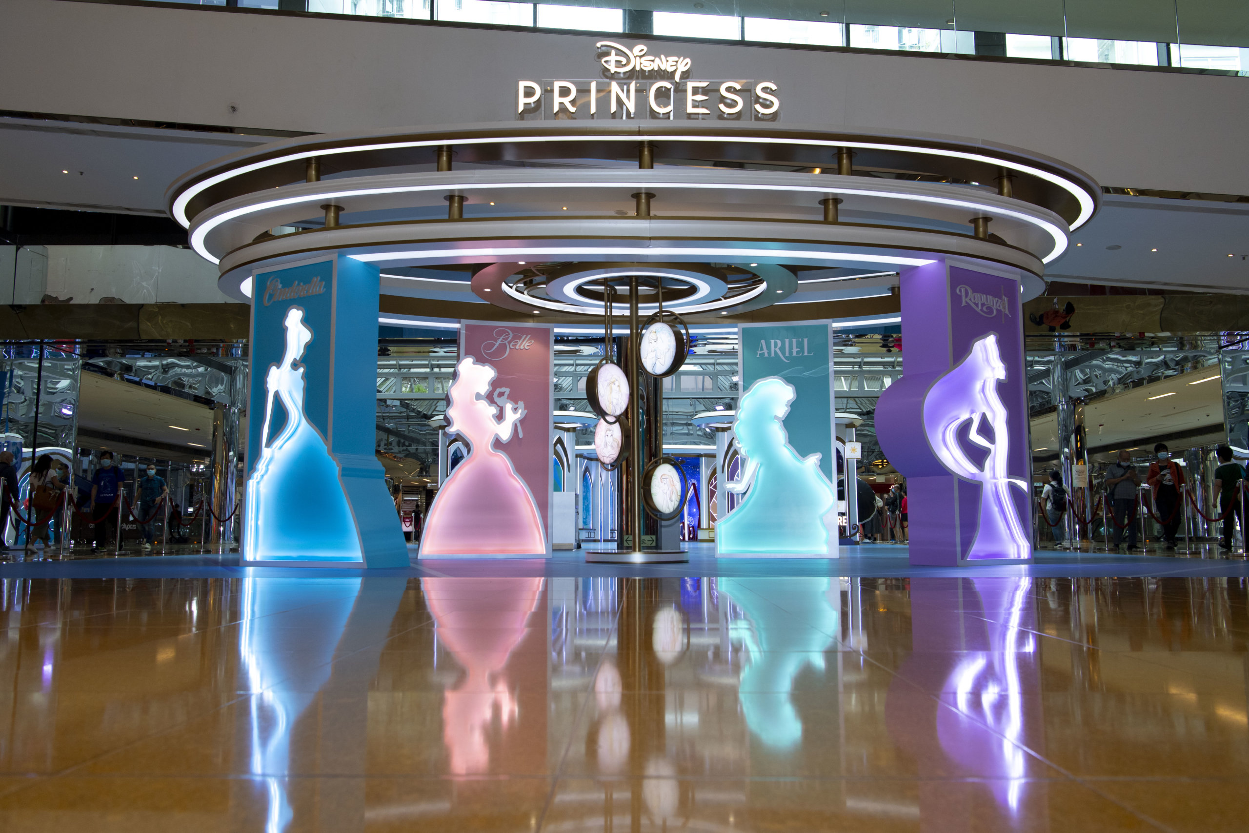 太古城中心中庭將會見到四位迪士尼公主的巨型漂亮剪影裝置,是必來的打卡亮點!