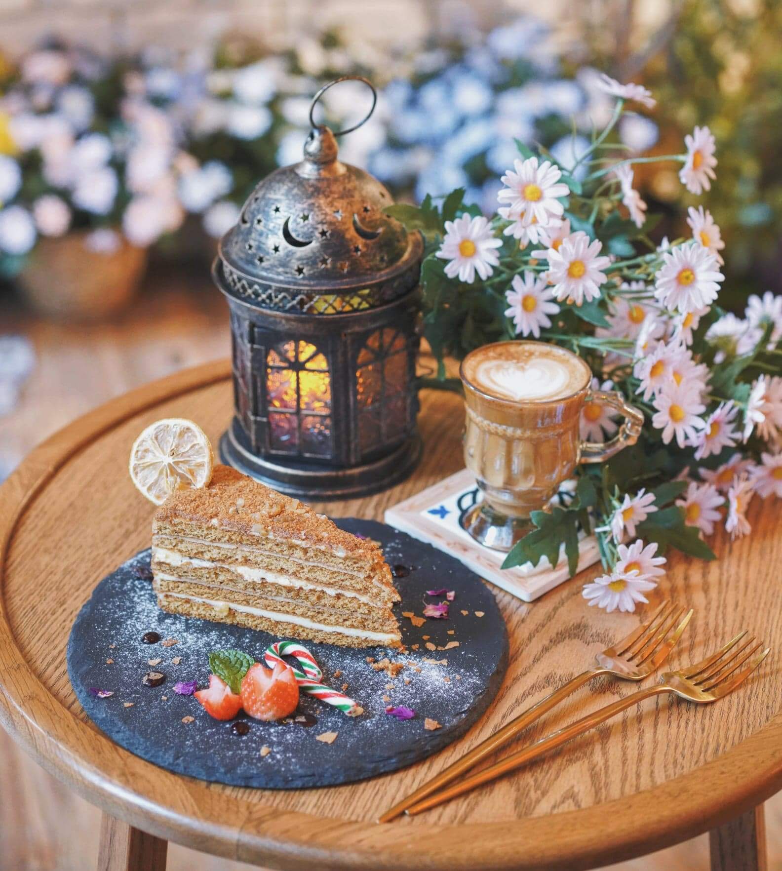 上環新開嘅Café”Nacasa ”，令人好似置身異國般浪漫。