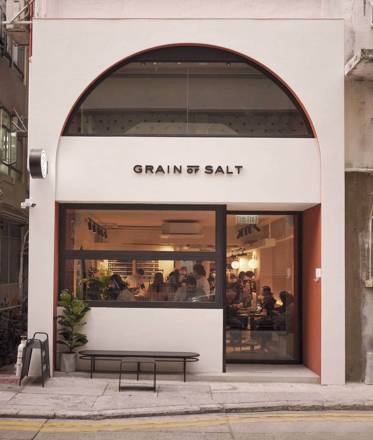 今年1月18日開幕嘅Grain of Salt,橘白色圓拱門外觀令人難忘!