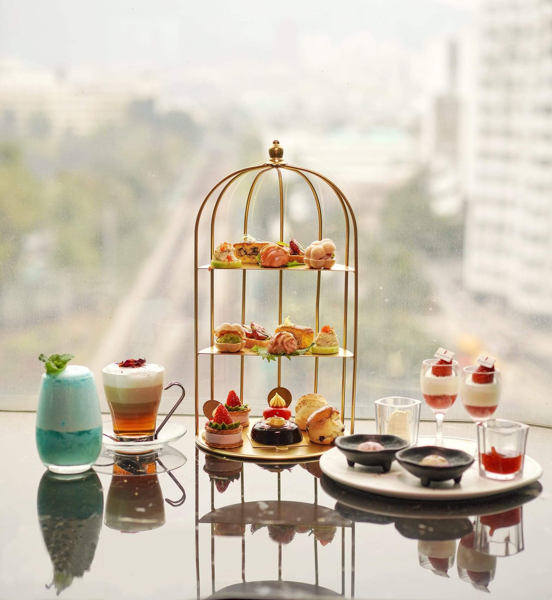 金紅色鹹甜美點，顏色鮮艷而吸睛。