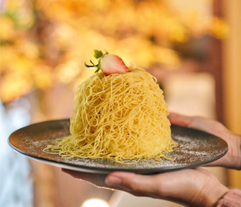 甜薯紗織班戟，外形有啲似炒麵，但食上口好柔軟香甜。