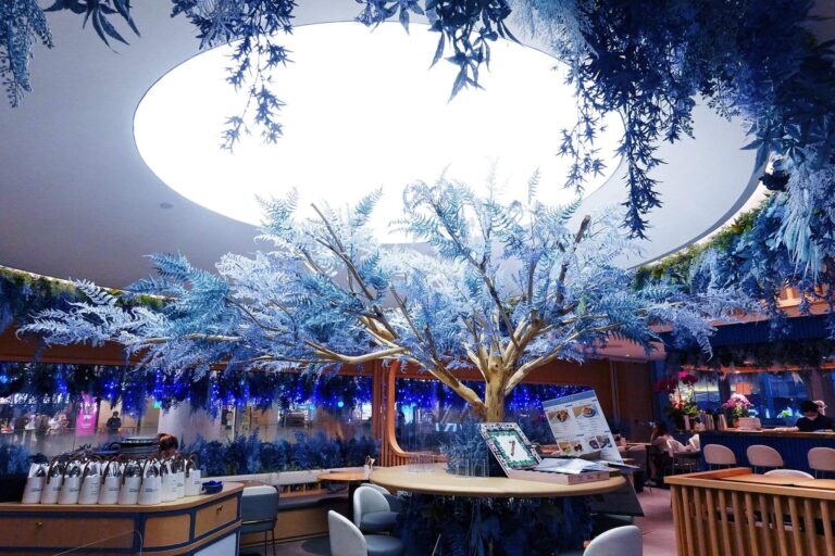 入店即見挺拔藍色大樹，感覺好華麗。