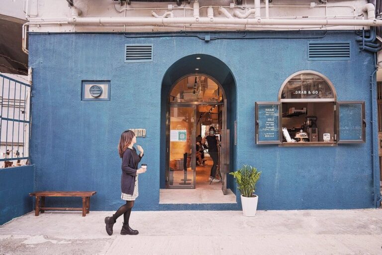 門口為藍拱門，充滿神秘感！