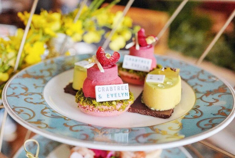 甜品分2層，共4款，分別採用Crabtree & Evelyn嘅四大系列成份製作。