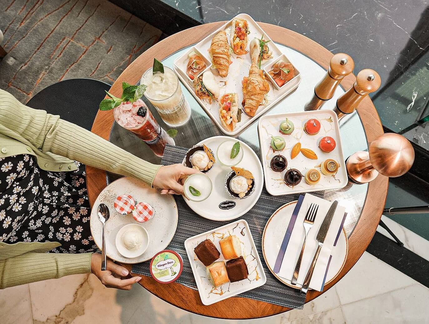 「繽紛果漾幻想曲」下午茶共有13款鹹甜點,非常豐富!