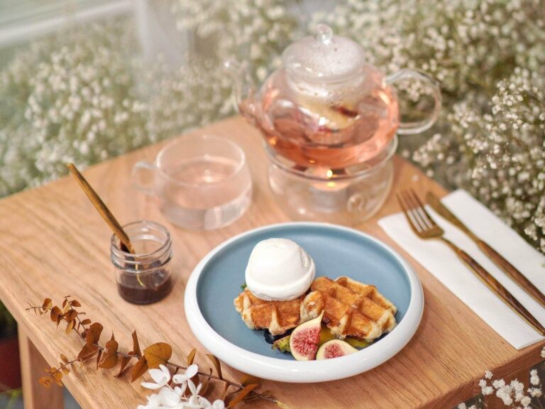 "Wonderlous"到處放滿鮮花，氣氛休閒。