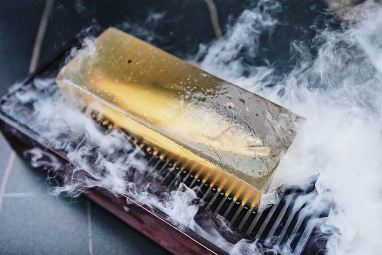 “Formaldenhyde”以凝固咗嘅木魚高湯封住日本Ayu香魚。