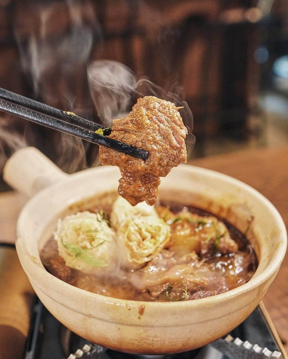 必食東南亞著名美食「霹靂仁當牛腩煲」。