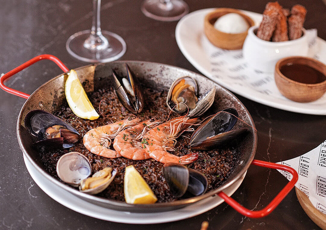 La Barra提供一系列地中海風味餐飲。