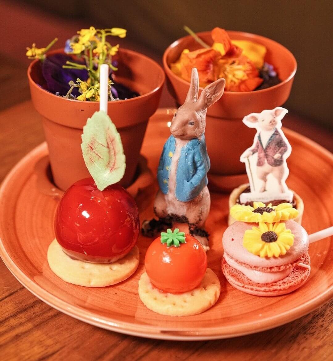 左:紅菜頭奇亞籽棒棒蛋糕;中:紅桑子番茄白朱古力慕絲蛋糕;右上:香蕉豬古力撻